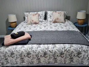 Gorgeous studio in a private garden setting, the perfect getaway!