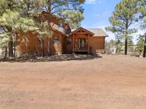 Cozy Cabin with Hot Tub and Scenic Views - Charming Mountain Escape