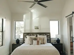 Barefoot Bay HideawayA Spacious Lakefront home on Lake Bob Sandlin