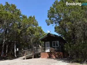 惠特尼湖野營度假村宿營小屋4號