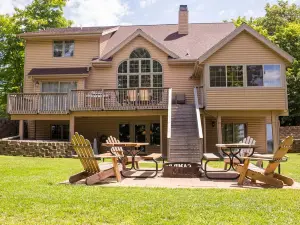Private - Secluded Lake Home/Sleeps up to 20 people
