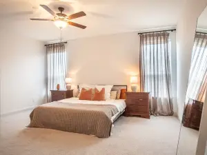 New Farmhouse-Modern Home Close to Everything and pet friendly!