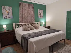 Charming Bungalow in the Heart of Elberton! Short walk to downtown!