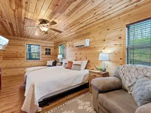 5 Cabins for Groups - Sleeps 54 + Hot Tubs