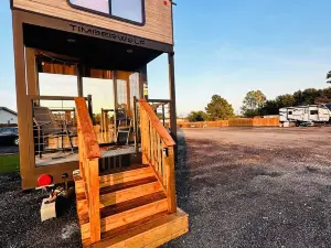 Cozy Tiny Home in Pleasant Springtown Texas with WiFi, AC, Full Kitchen
