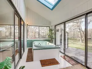 Hot Tub, Deck & Grill: Brookshire Gem Near Venues