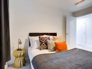Penny Place Retreat – Central 2BED 2BATH by Station + Free Parking