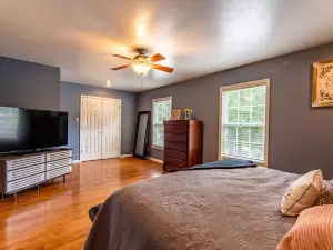 Gorgeous River Cabin King Beds Hot Tub Kayaks Fire Pit.