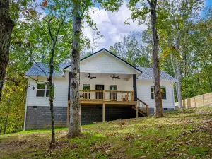 Tranquil Escape with Soaking Tub and Gas Fireplace - Charming Retreat