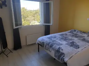 Chambre au calme avec cuisine équipée sur demande en supplément