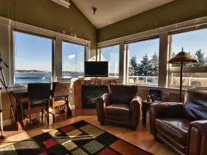 Birds of a Feather Victoria Oceanfront Studio Suites