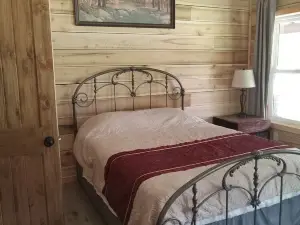 Cozy cabin in tranquil Dunlap with WiFi. Close to Fall Creek Falls state park.