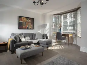 The Redbanks - Contemporary Apartment by LetMeStay
