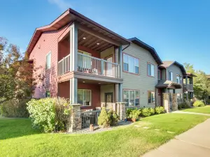 Cozy Livingston Condo w/ Balcony & Mtn View!