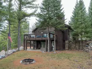 Forest Whisper Retreat: 4-bdrm lodge in Daggett. Get away and have everything.