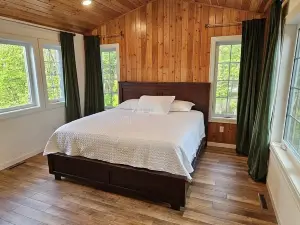 Beautiful lake house with pontoon INCLUDED!