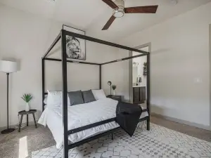 Modern Home w/4BR Next to Netflix, Airport, Casino