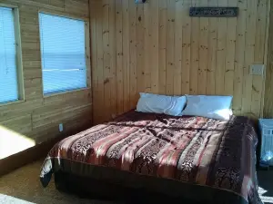 Getaway retreat overlooking beautiful Curlew Lake