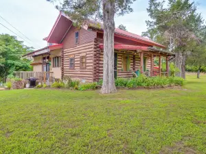 4 Mi to Historic District Calico Rock Cabin!