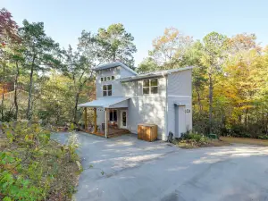 Luxe Mountain Home Near Ridgecrest and Asheville!