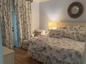 Charming lake cabin on beautiful Lake Martin - 6 bedrooms, sleeps 17