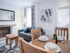 Fleet Street - 2 Bedroom Holiday Home - Swansea