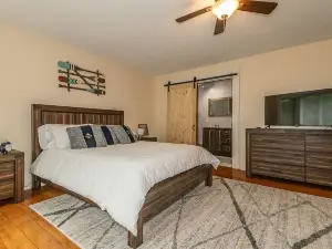 Fall Lake Getaway w/Bicycles & Walkable Neighborhood~ SPIRE/Wineries/BULA