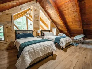 Rustic Comfort at Puritan Ridge, 3 bed 2 bath cabin on 180 stunning acres!