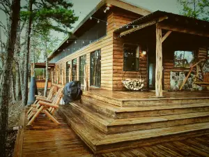 Secluded mountain top cabin with amazing views and hot tub!
