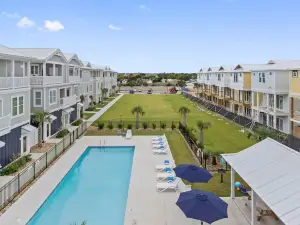 Luxury Beach Condo 5 Min Walk to Beach & Shops!