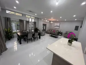 Glencoe Townhome with Loft Jacuzzi and Pool