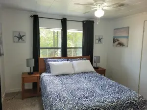 Attractive 2-bedroom, 1 & 1/2 bathroom house in Grove Hill w/WiFi and AC