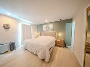 Charming 3-bedroom house with WiFi, AC in quiet Miami neighborhood for families.
