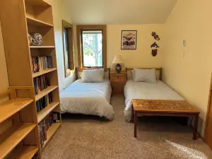 Bright & sunny house on open space close to Jackson. Discounts for longer stays!