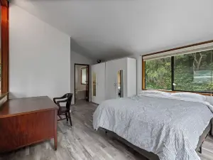 Charming 2-bedroom house on Vashon with a private yard and easy access to town