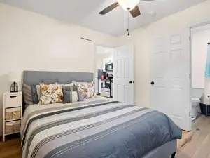 Cozy 1BR Cottage with Firepit Close to Downtown