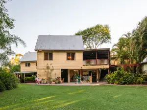 Glass House Mountains Ecolodge