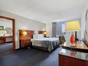 Econo Lodge Inn & Suites