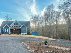 Spacious 5-Bedroom Rustic Retreat on 10 Acres in Charming Dallas