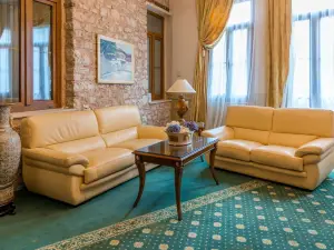 Alexios Luxury Hotel
