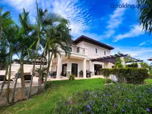 Luxury Villa in Prestigious Pristine Bay, Home of the Black Pearl Golf Course