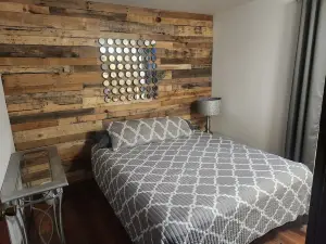 A- Frame Adventures - Cozy Chalet that borders Crooked Creek Lake Park.