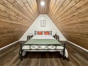 Blue Gill Tiny Cabin on Lake and Indoor Basketball