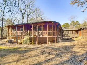 Secluded 3-bedroom cabin in serene Clarksville, close to local amenities.
