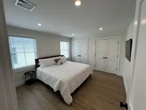 Modern Hudson Valley Apt 202 - King/Queen/Twin