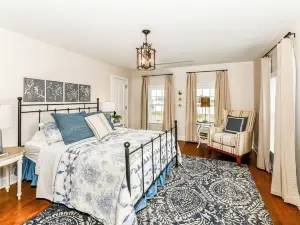 Historical Homestead in peaceful farmland, only minutes away from Grand Park!