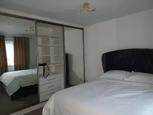 Nirvarna - Luxury 5-Bedroom, Fast Wifi, Free Parking, Smart TV, Garden