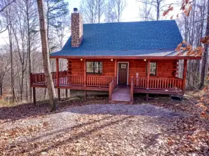 Family-Friendly Getaways to this Rustic Log Cabin in Logan, Ohio