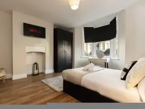 Gateshead 2BR Home - Near Town & Metro Access