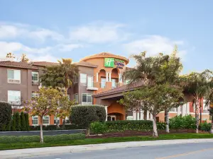 Holiday Inn Express & Suites CORONA by IHG